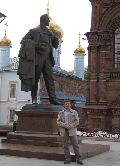 У памятника Федору Шаляпину