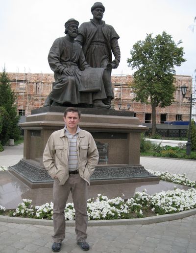 У памятника зодчим Казанского Кремля