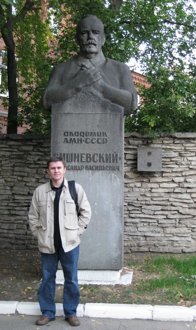 У памятника выдающемуся хирургу Вышневскому А.В.